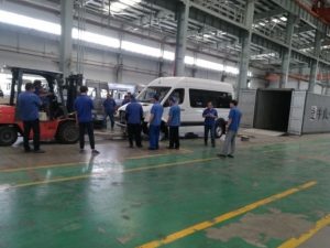 120 unidades del minibús Y6 de China se envían a Nigeria con éxito