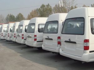 Comerciante de automóviles ha enviado 100 unidades de taxi minibús de 12 plazas a Perú